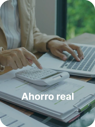 Persona calculando ahorros en computadora y calculadora en oficina
