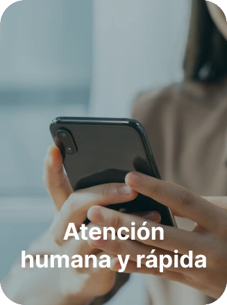 Persona usando smartphone recibiendo atención al cliente rápida y personalizada