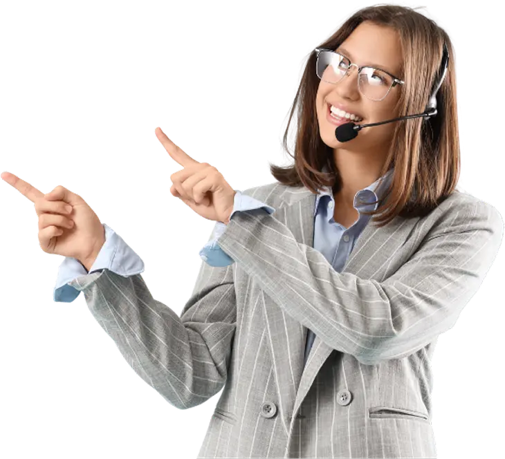 Asesora de servicio al cliente de PST de Colombia sonriendo y señalando hacia un lado