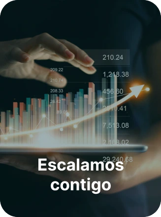 Mano señalando gráficos de crecimiento empresarial con tendencia ascendente