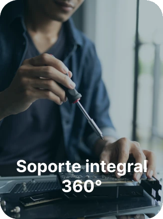 Técnico de soporte sosteniendo un destornillador ofreciendo servicio integral 360 grados