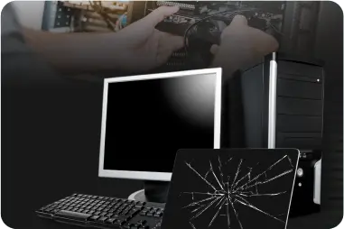 Técnico de soporte IT reparando y monitoreando equipos de cómputo en oficina