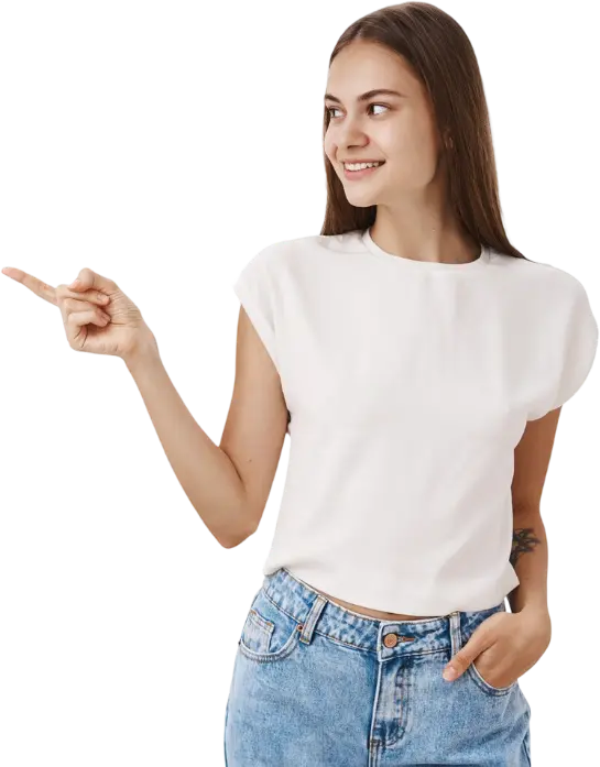 Modelo sonriente señalando servicios de mantenimiento preventivo de computadores.