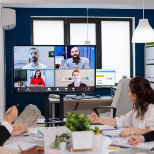 Sala de reuniones equipada con sistema de cámaras de videoconferencia y pantalla central