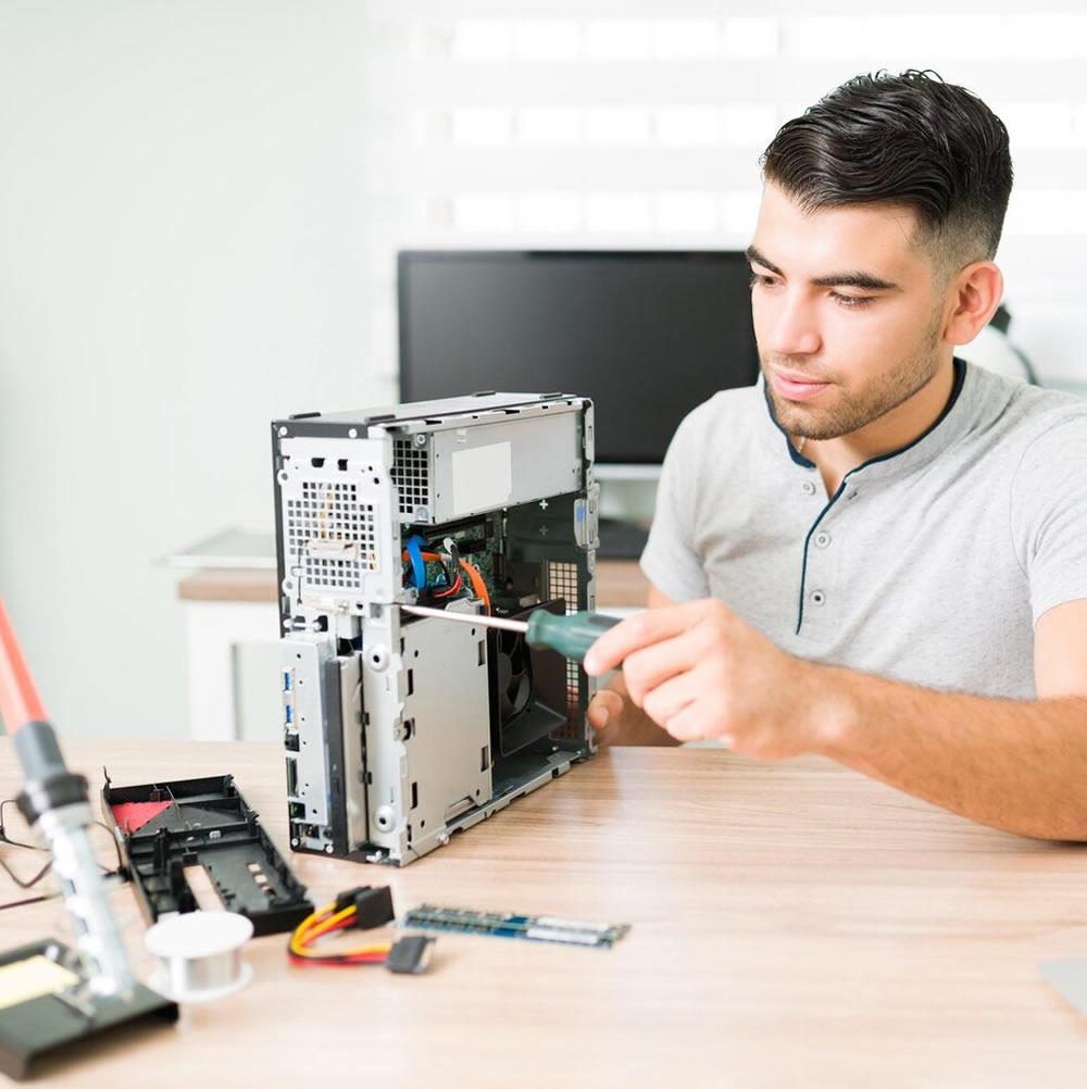 Técnico instalando y configurando accesorios y periféricos en un computador de escritorio