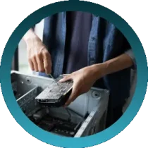 Técnico reparando computador de escritorio representando el Plan Estándar de servicios IT