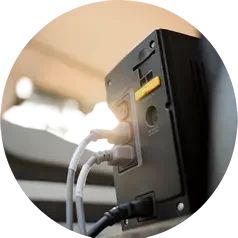 Sistemas de protección eléctrica y respaldo de energía UPS para equipos IT